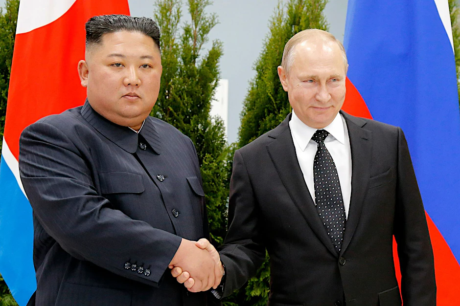 ARCHIV - Nordkorea um Machthaber Kim Jong Un (l) lieferte Waffen an Russland, die einem Bericht zufolge etliche Bauteile aus westlichen Ländern enthalten.  