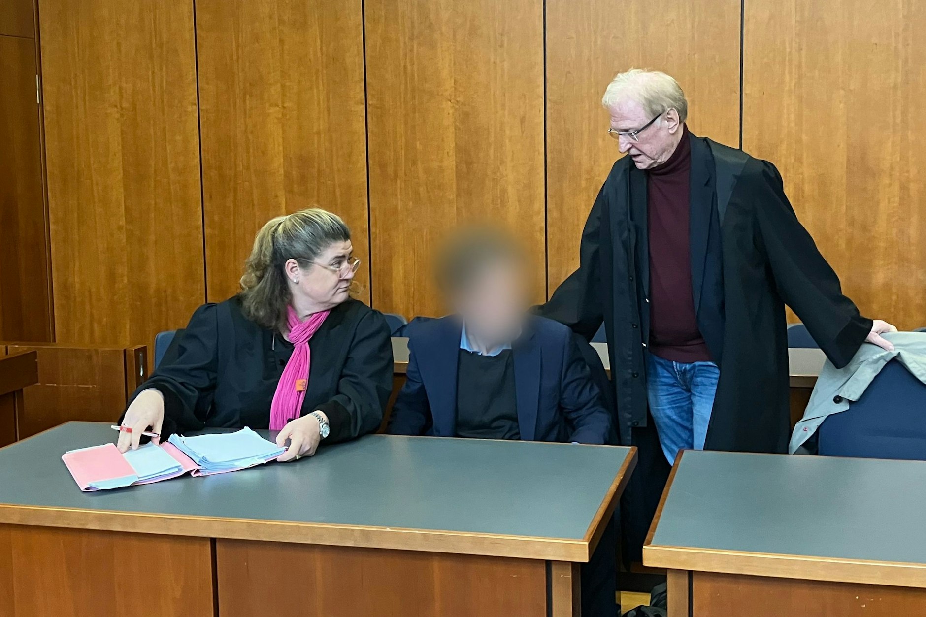 Der unter anderem wegen Körperverletzung im Amt angeklagte Professor (M) nimmt zwischen seinen Verteidigern im Landgericht Göttingen Platz.