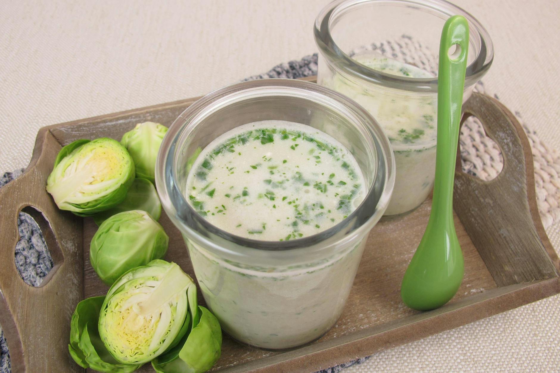 Das leckere Rezept für Rosenkohlsuppe schmeckt der ganzen Familie.