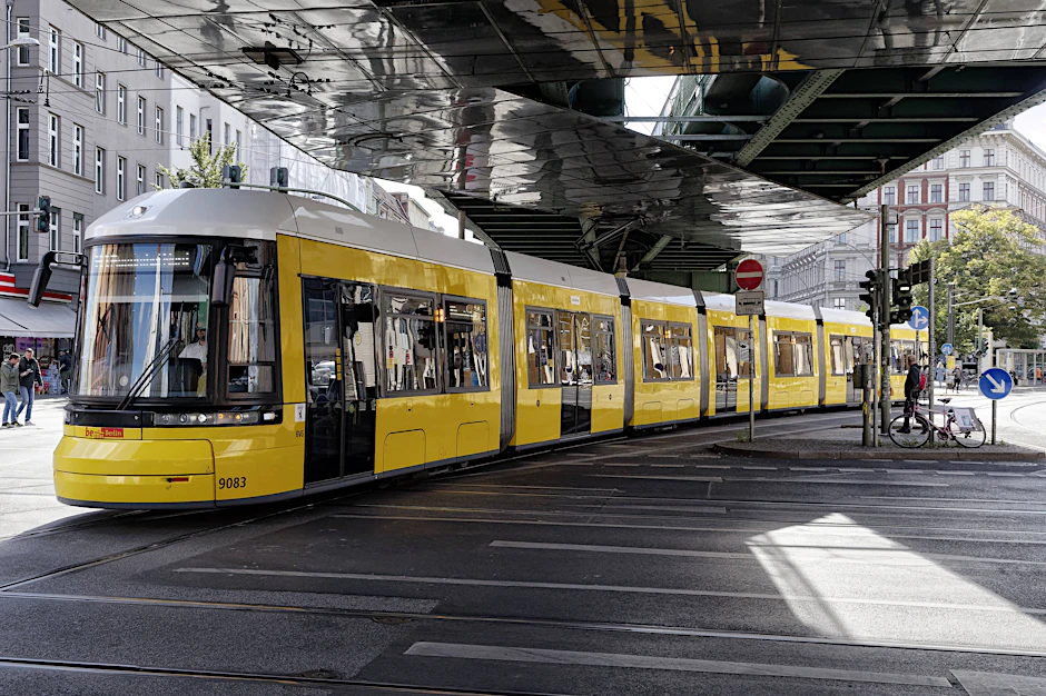 An der Ecke Schönhauser Allee/Eberswalder Straße könnte die M1 in die Pappelallee einbiegen und über die Wisbyer Straße nach Pankow fahren.