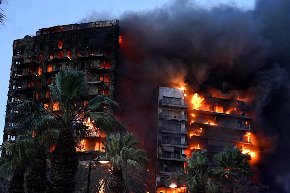 Das Feuer war in einer Wohnung im vierten Stock aus, so der Rettungsdienst. Sehr schnell stand das gesamte Gebäude in Flammen.&nbsp;