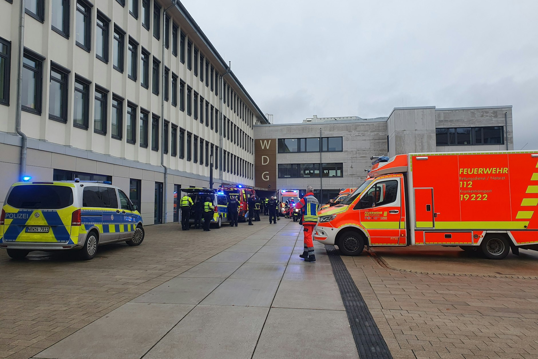 Polizeiautos und Krankenwagen am Wilhelm-Dörpfeld-Gymnasium (WDG) in Wuppertal. Es liegt sehr zentral im Stadtteil Elberfeld.