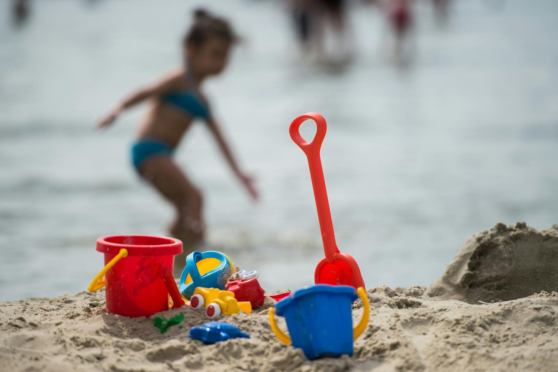 Sandspielzeug am Strand des Strandbads Wannsee in Berlin