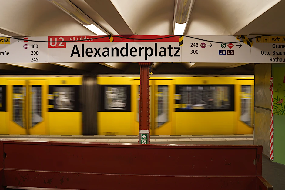 Blick auf eine U2 am Alexanderplatz. Das Handynetz soll auch hier besser und schneller werden.