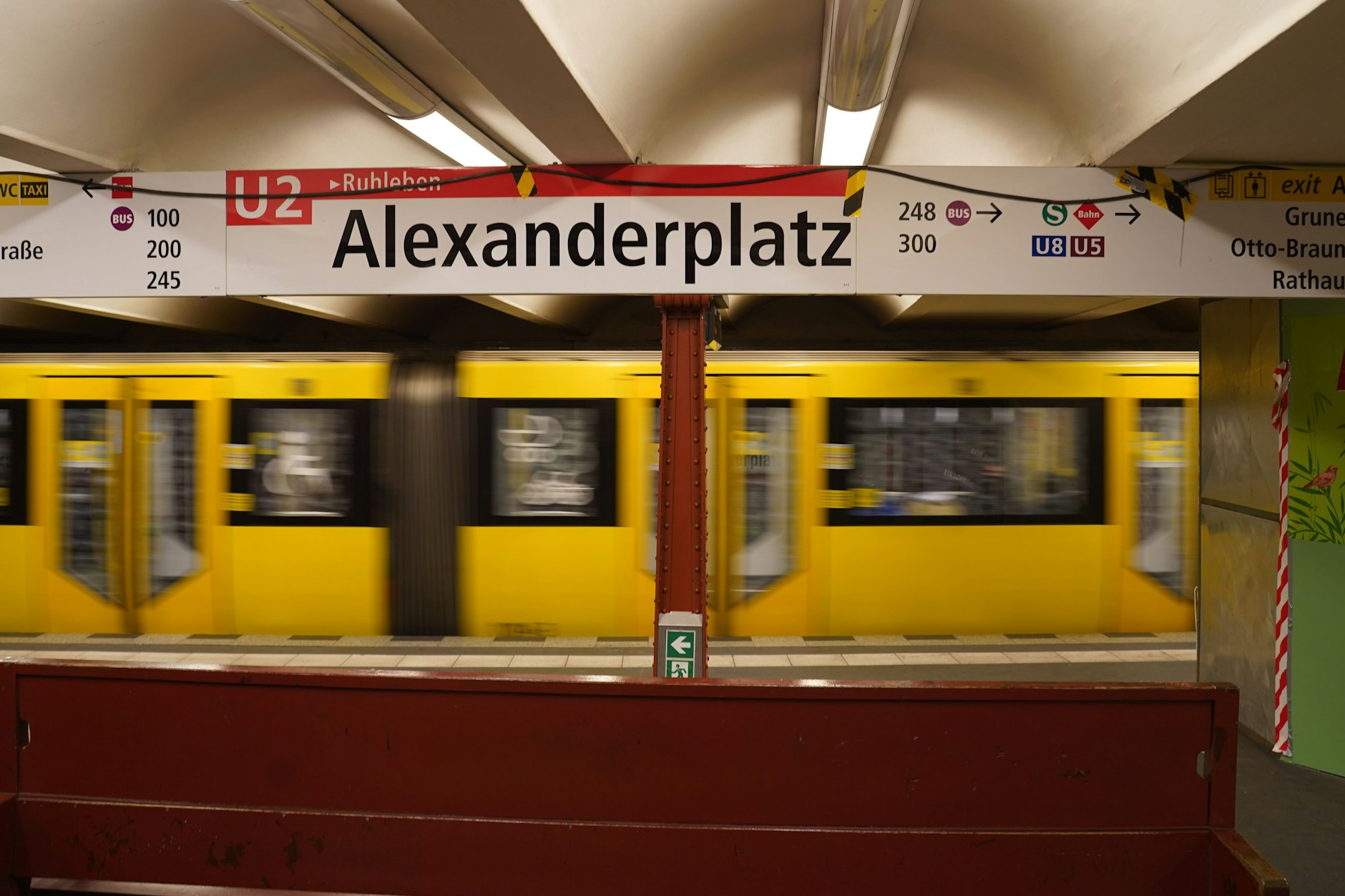 Blick auf eine U2 am Alexanderplatz. Das Handynetz soll auch hier besser und schneller werden.