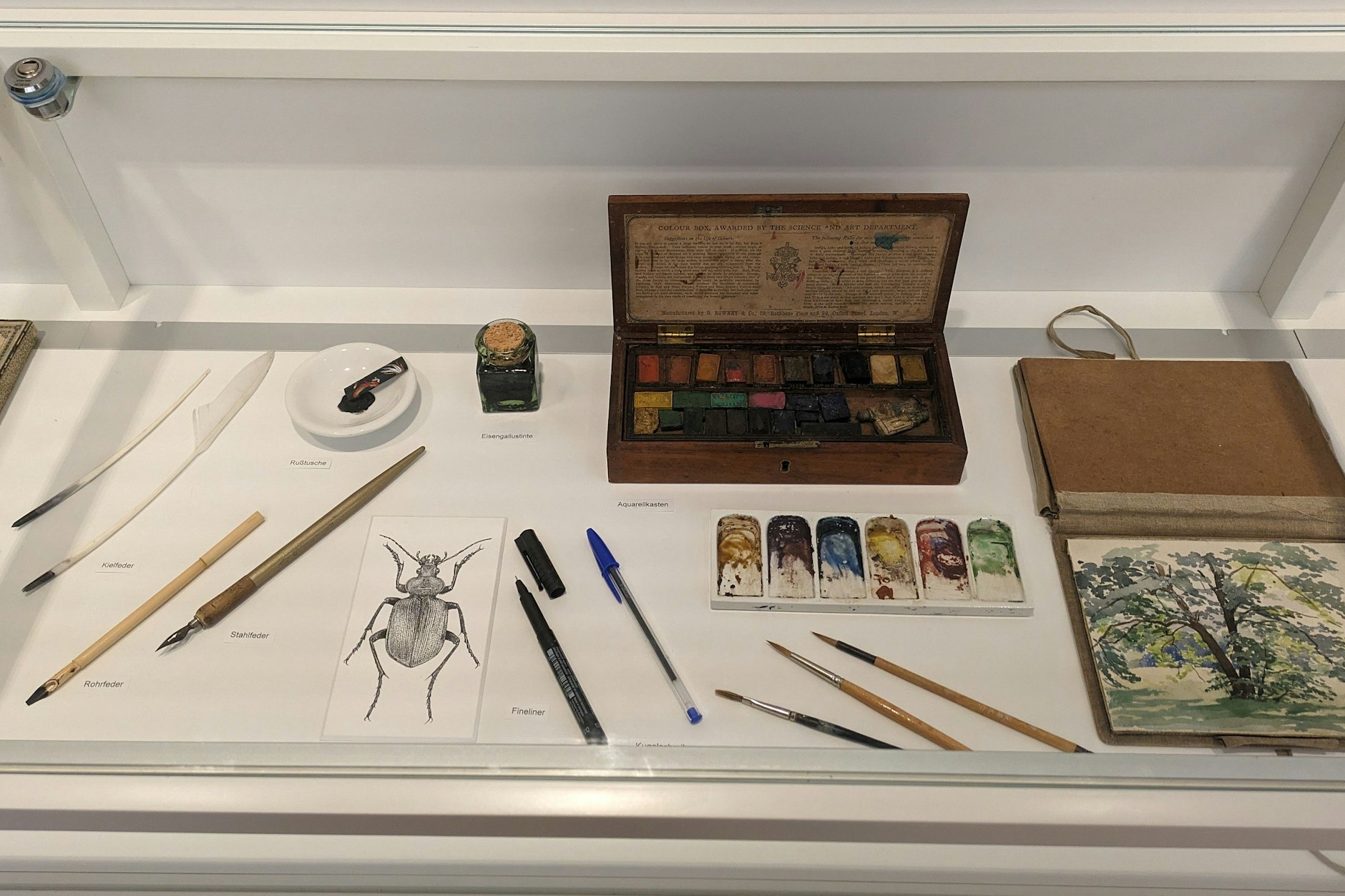 In Vitrinen vor dem Kupferstichkabinett werden Werkzeuge und Materialien ausgestellt.