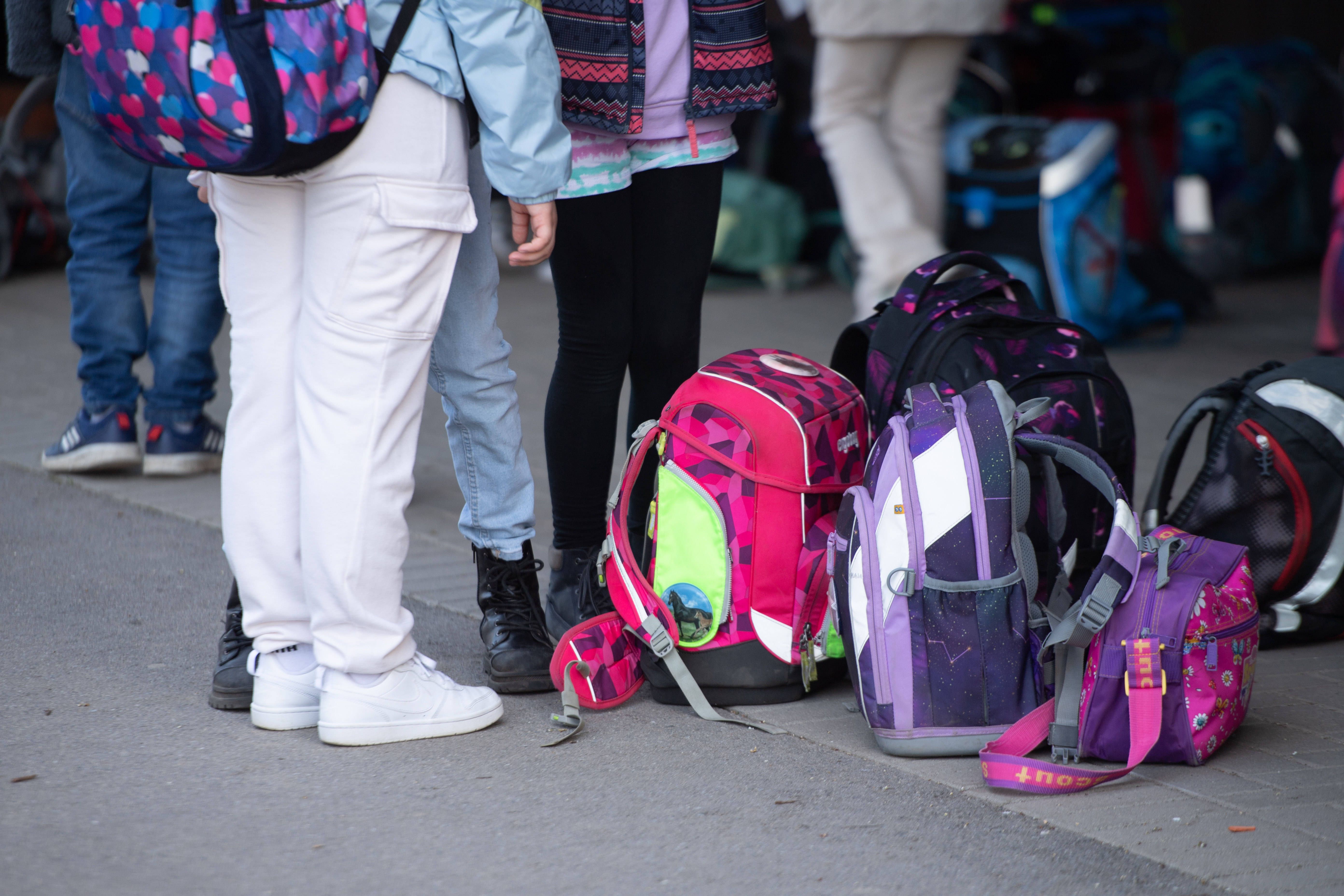 Pettenkofer-Grundschule in Berlin-Friedrichshain: Mann versucht, Mädchen zu kidnappen - Polizei im Einsatz