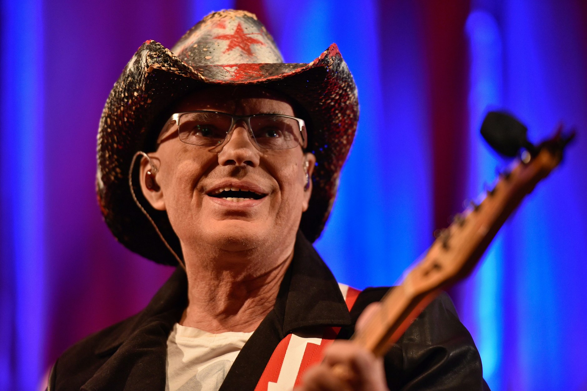 Er hatte in der Band den Hut auf: Gitarrist Fritz Puppel steht bei einem City-Konzert im Maschinenhaus der Kulturbrauerei auf der Bühne.