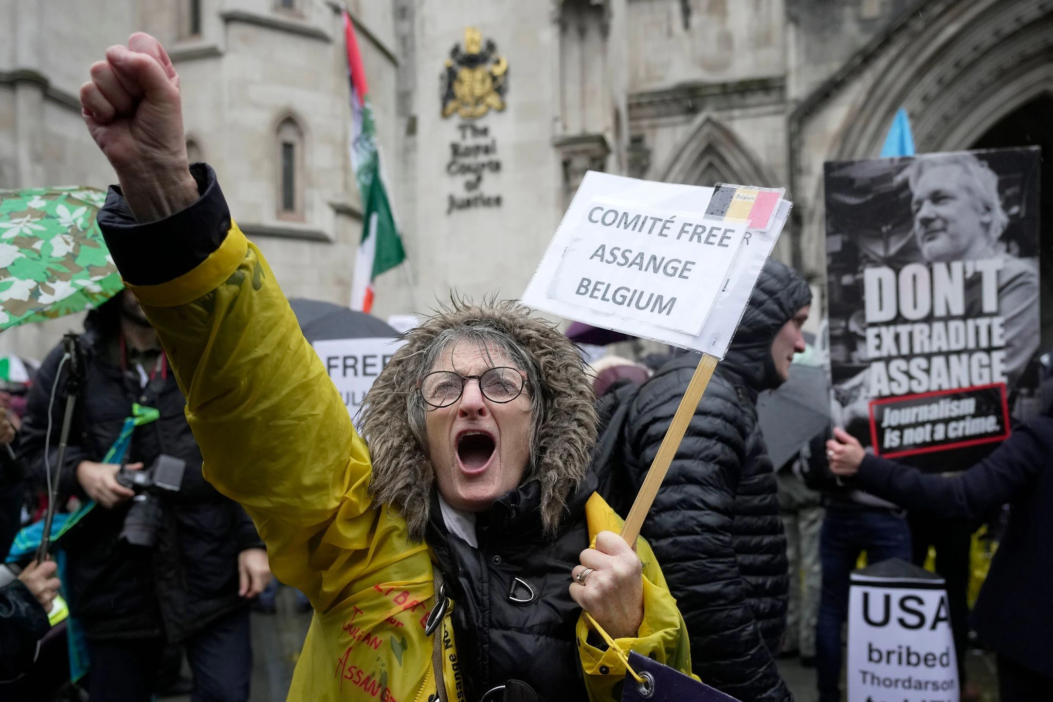 Demonstranten vor den Royal Courts of Justice in London. Im juristischen Tauziehen um die Auslieferung von Wikileaks-Gründer Julian Assange geht es in die nächste Runde.  