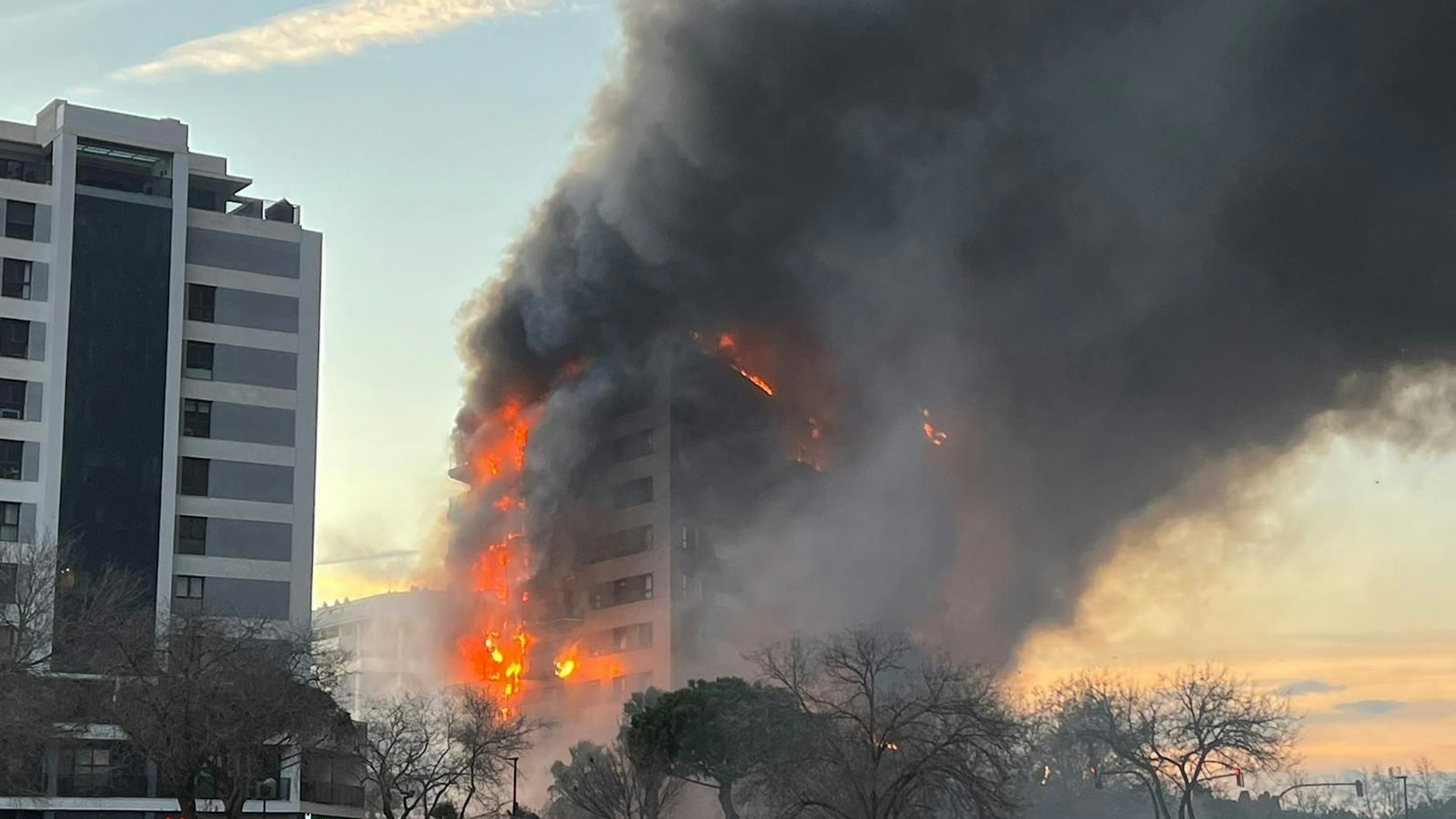 Valencia: Rauch steigt aus dem Wohnhaus im Viertel Campanar.&nbsp;