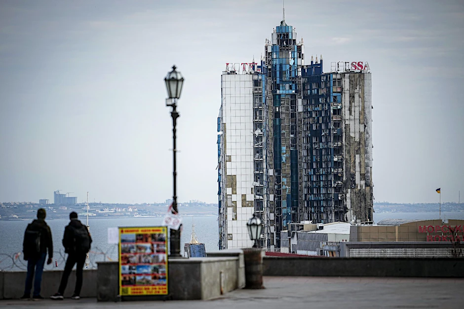 Das zerstörte Hotel Odessa in der gleichnamigen Hafenstadt. Das Hotel wurde am 25. September 2023 von russischen Marschflugkörpern getroffen.  