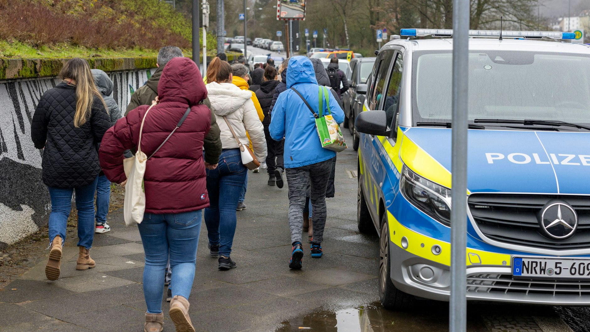 Schülerinnen und Schüler werden von der Polizei aus der Schule gebracht. Viele wirkten sichtlich mitgenommen von dem Geschehen.