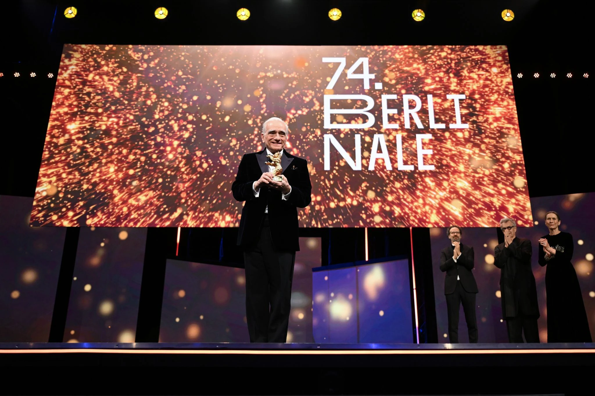 US-Regisseur Martin Scorsese ist mit dem Goldenen Ehrenbären der Berlinale für sein Lebenswerk ausgezeichnet worden. Mit seinen Filmen habe er im vergangenen mehr als halben Jahrhundert ein Markenzeichen entwickelt, sagt Filmemacher Wim Wenders in einer Laudatio.  