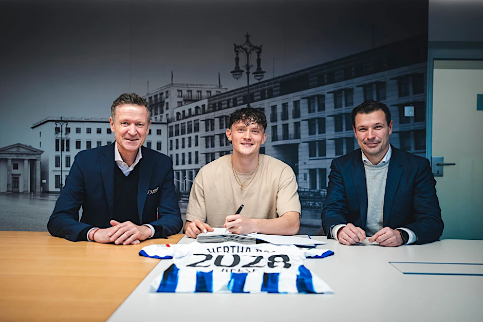 Ein echter Coup! Fabian Reese verlängerte Donnerstag seinen Vertrag bei Hertha BSC. Sportdirektor Benjamin Weber (r.) und Geschäftsführer Tom Herrich sind glücklich.
