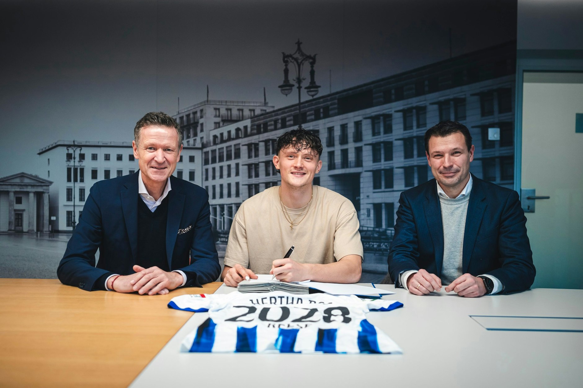 Ein echter Coup! Fabian Reese verlängerte Donnerstag seinen Vertrag bei Hertha BSC. Sportdirektor Benjamin Weber (r.) und Geschäftsführer Tom Herrich sind glücklich.