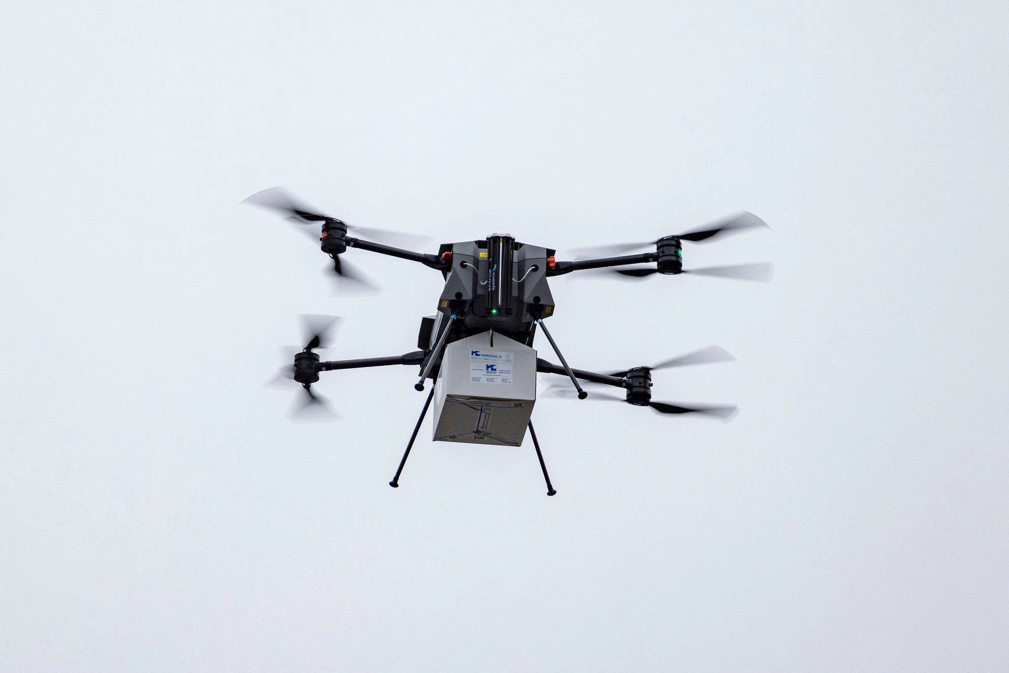 Eine Lieferdrohne vom Drohnenhersteller Third Element Aviation kommt mit einer Paketlieferung angeflogen. Eine voll automatisierte Drohnen-Flotte soll Unternehmen in Lüdenscheid künftig unterstützen und dringend benötigte Teile liefern.  