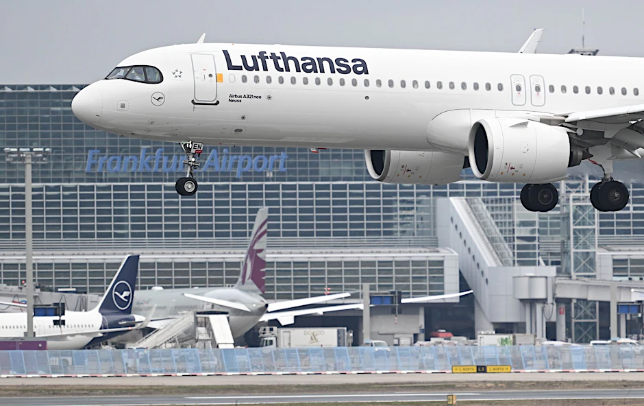 ARCHIV - Ein Airbus A321 neo der Lufthansa landet am Frankfurter Flughafen.  