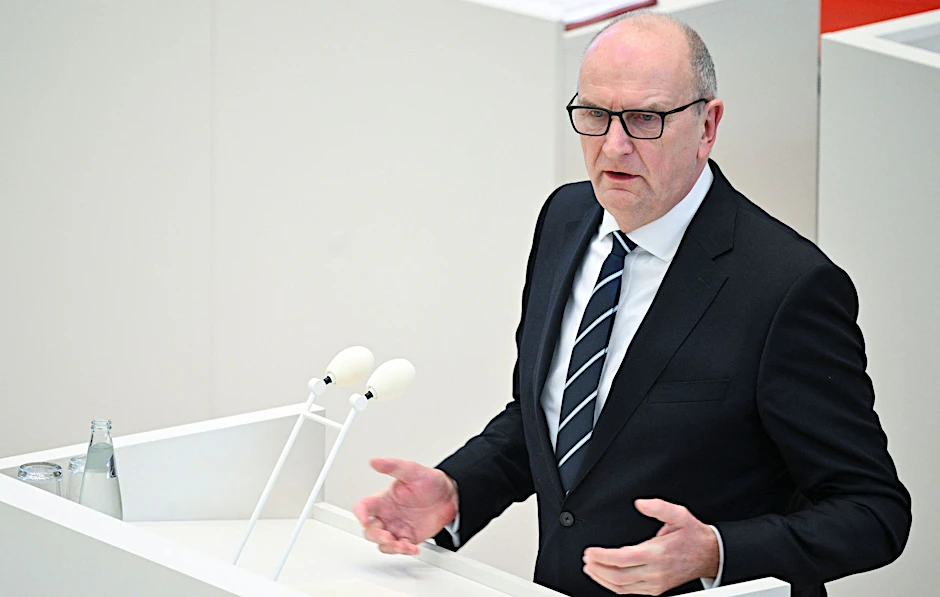 ARCHIV - Mit der Bezahlkarte soll verhindert werden, dass Migranten Geld an Schlepper oder an ihre Familie oder Freunde ins Ausland überweisen. Mit dem gleichen Argument hat sich auch Dietmar Woidke (SPD) für eine solche Karte ausgesprochen.  