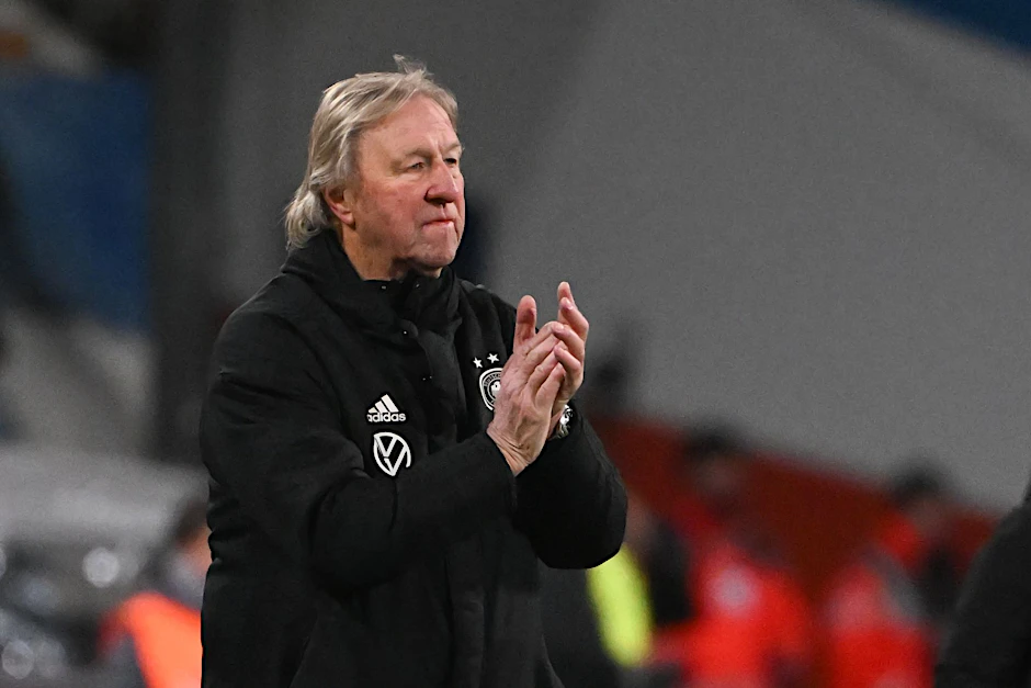 ARCHIV - Horst Hrubesch würde bei einer verpassten Olympia-Qualifikation der deutschen Fußballerinnen kurzfristig weiter als Bundestrainer aushelfen.  