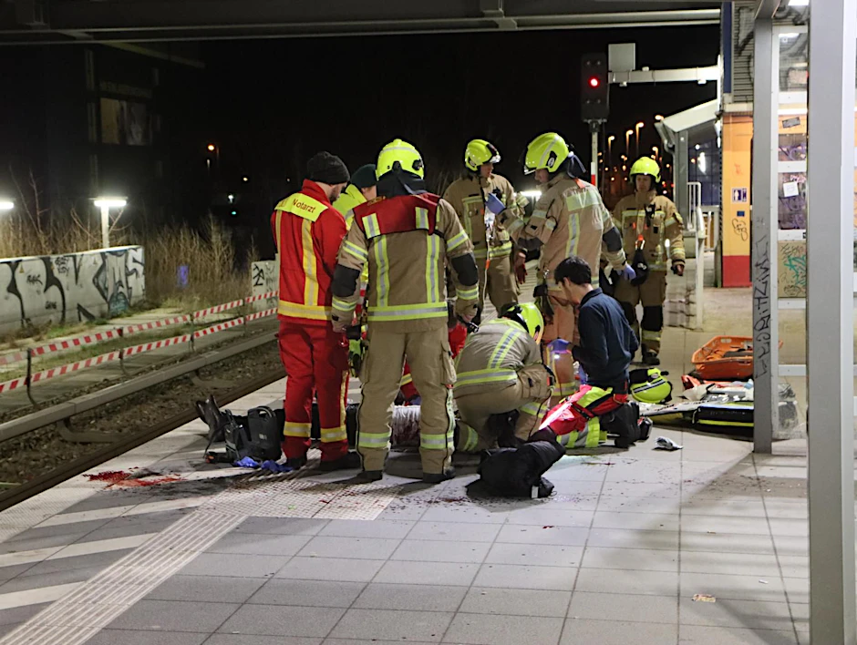 Am S-Bahnhof Schöneweide wurde bei einem Unfall einem Mann ein Arm abgetrennt.