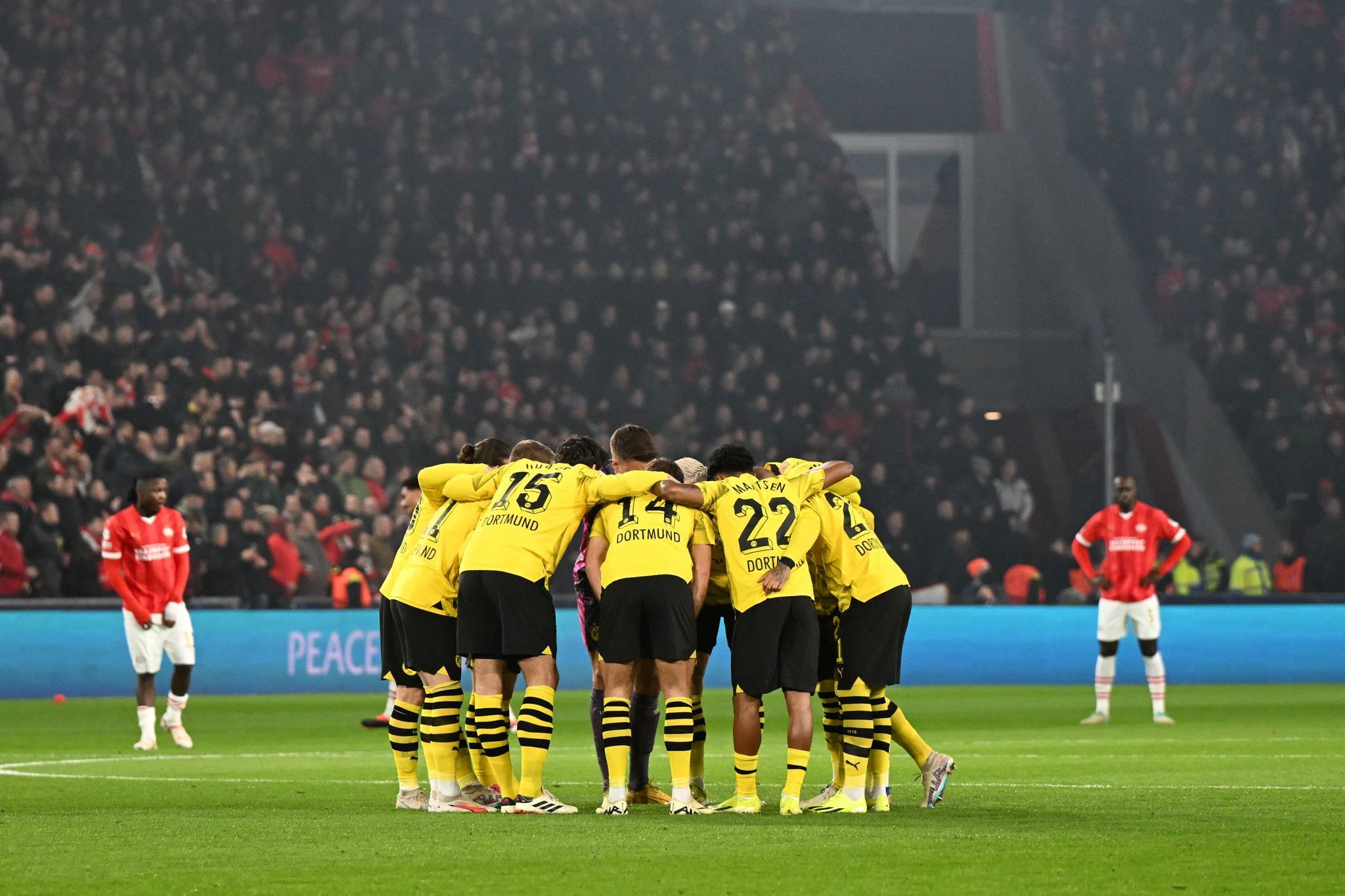 Borussia Dortmund hat sich im Achtelfinal-Hinspiel der Champions League eine passable Ausgangsposition erkämpft. Der Fußball-Bundesligist kam beim niederländischen Spitzenreiter PSV Eindhoven zu einem 1:1. Das Rückspiel findet am 13. März statt.  