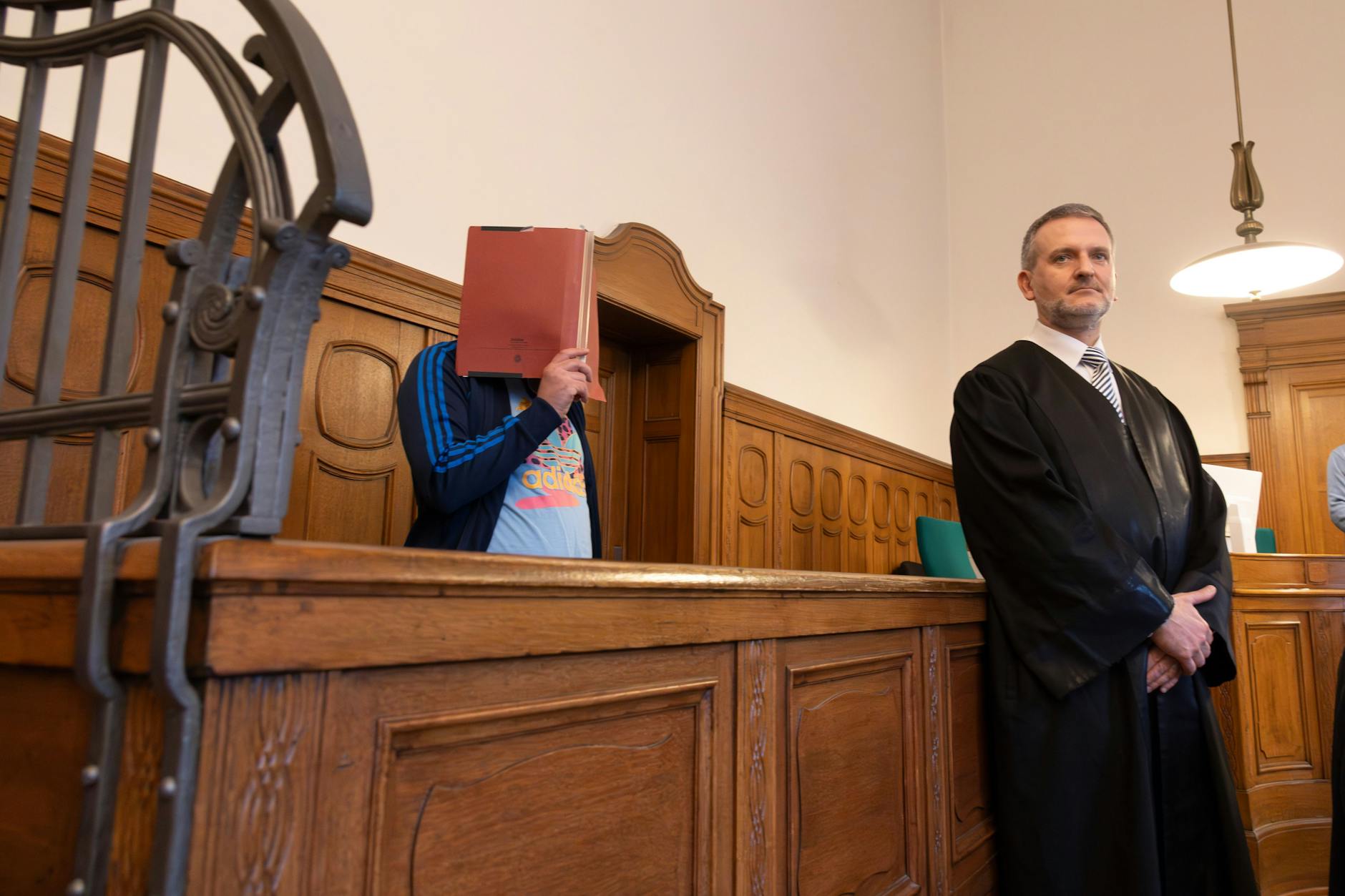 Der Angeklagte Rumen R. (41) mit seinem Verteidiger im Kriminalgericht Moabit