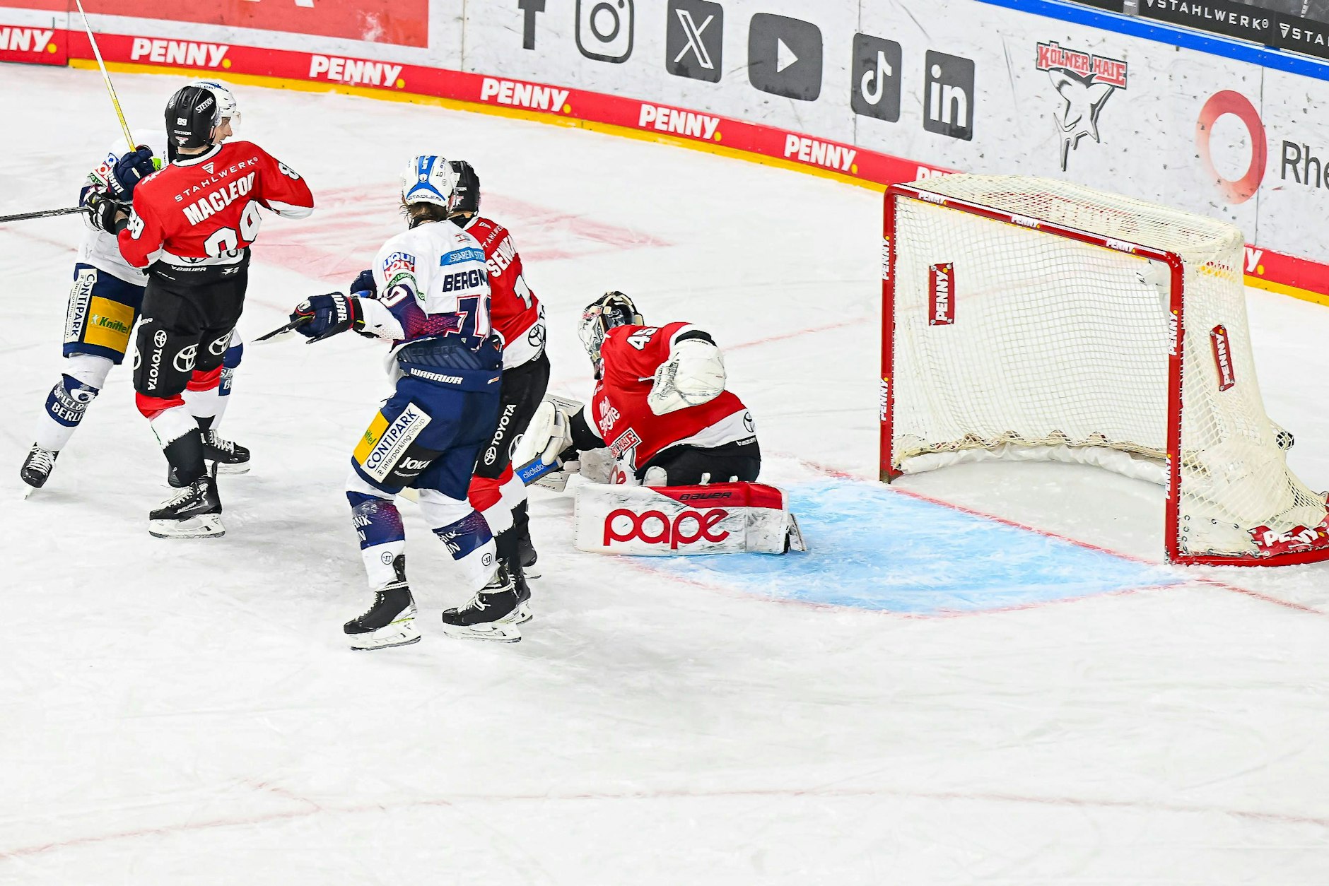 Thomas Schemitsch (l.) trifft zum 3:1 in Köln, das erste Tor des Kanadiers für die Eisbären.
