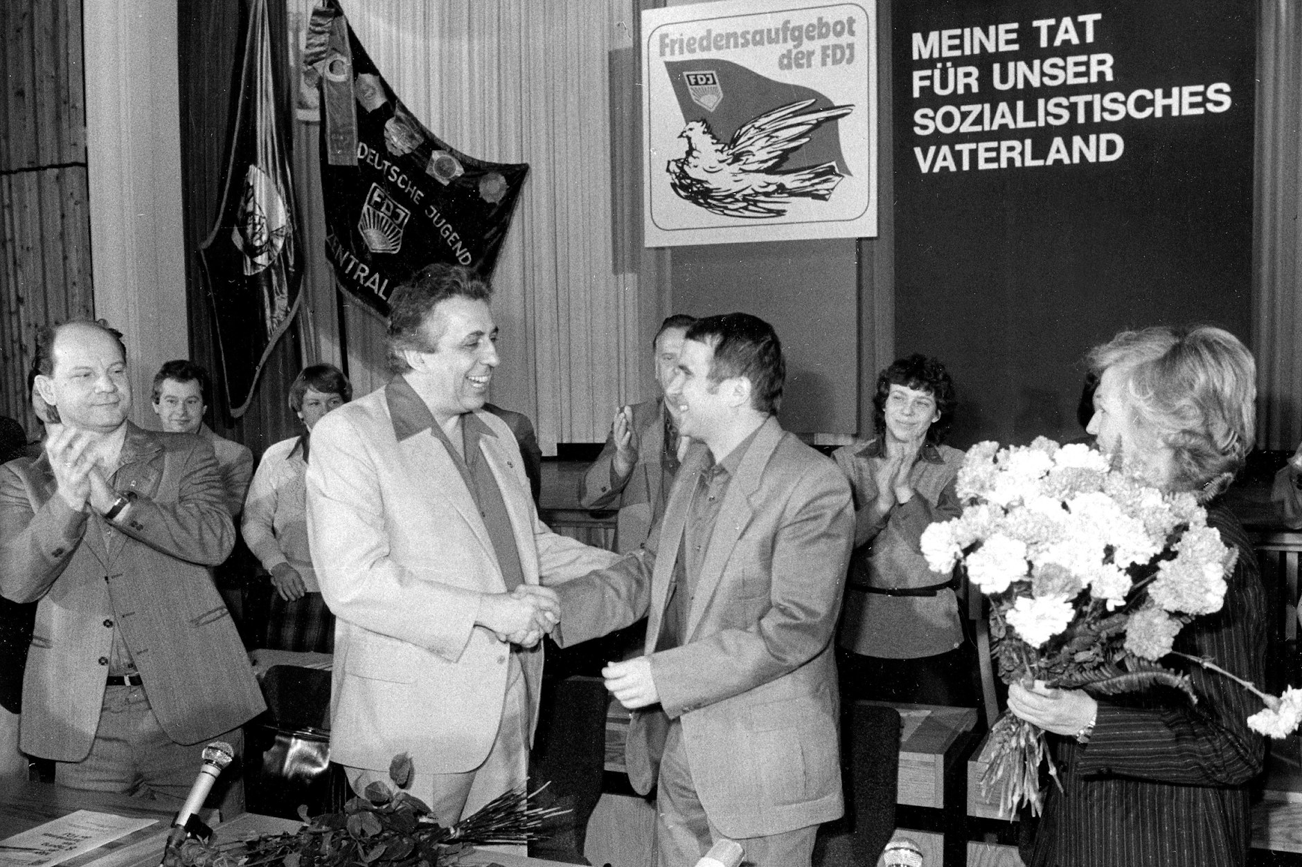 Sieht eigentlich ganz freundlich aus: Egon Krenz (2.v.l.) gratuliert Eberhard Aurich nach
seiner Wahl zum 1. Sekretär des
FDJ-Zentralrates. Das war im Dezember 1983. Links: Wolfgang Herger