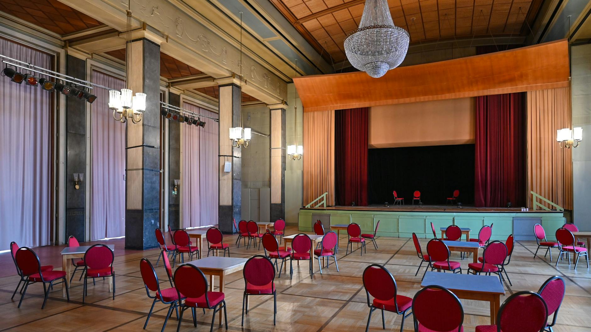 Der große Saal des Kulturhauses Rüdersdorf mit Kandelaber und Bühne. 