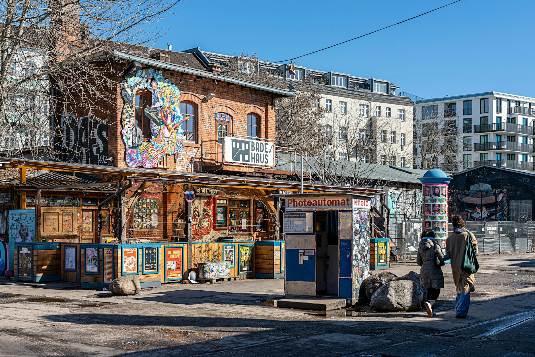 Menschen spazieren über das RAW-Gelände.