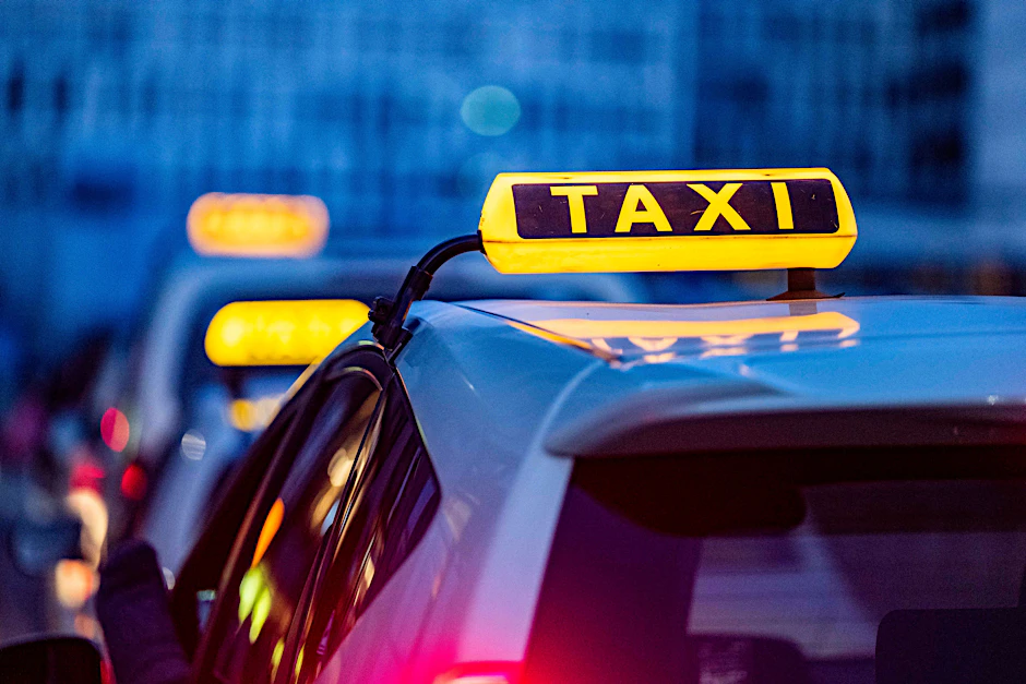 Ein Taxi und eine BSR-Kehrmaschine sind in Neukölln zusammengestoßen.