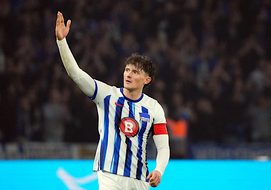 ARCHIV - Fußball: 2. Bundesliga, Hertha BSC - 1. FC Magdeburg, 22. Spieltag, Olympiastadion, Herthas Fabian Reese bejubelt seinen Treffer zum 1:1-Ausgleich. Der Offensivspieler verlängert seinen Vertrag bis 2028.  
