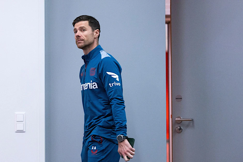 Leverkusen-Trainer Xabi Alonso kommt zu einer Pressekonferenz.  