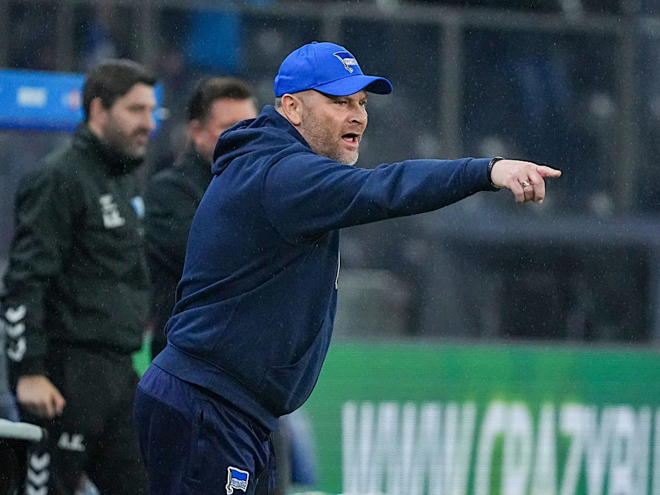 Herthas Trainer Pal Dardai reagiert an der Seitenlinie.  