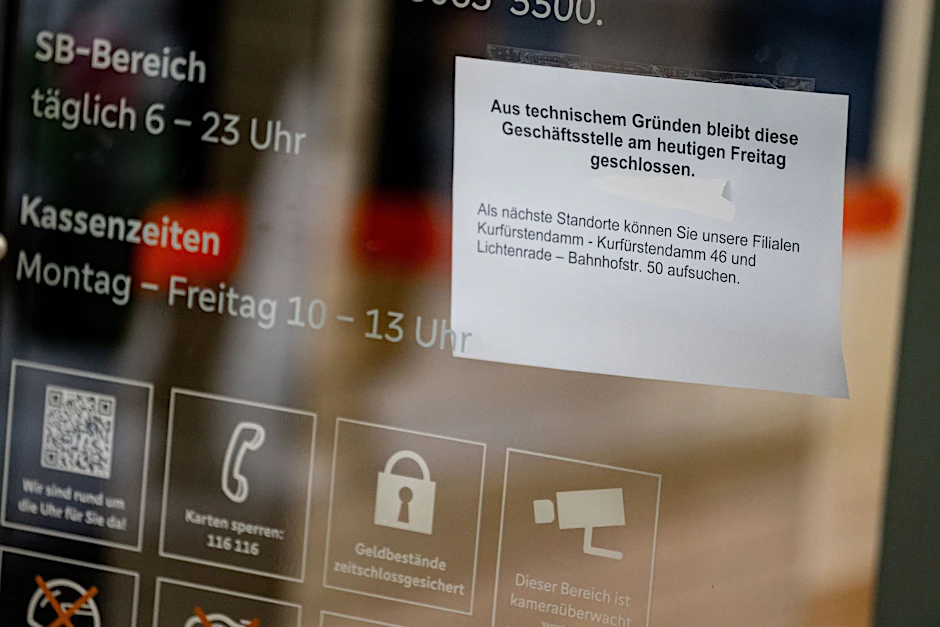 ARCHIV - Nach einem Überfall hängt ein Zettel mit dem Hinweis auf eine temporäre Schließung einer Bankfiliale.  