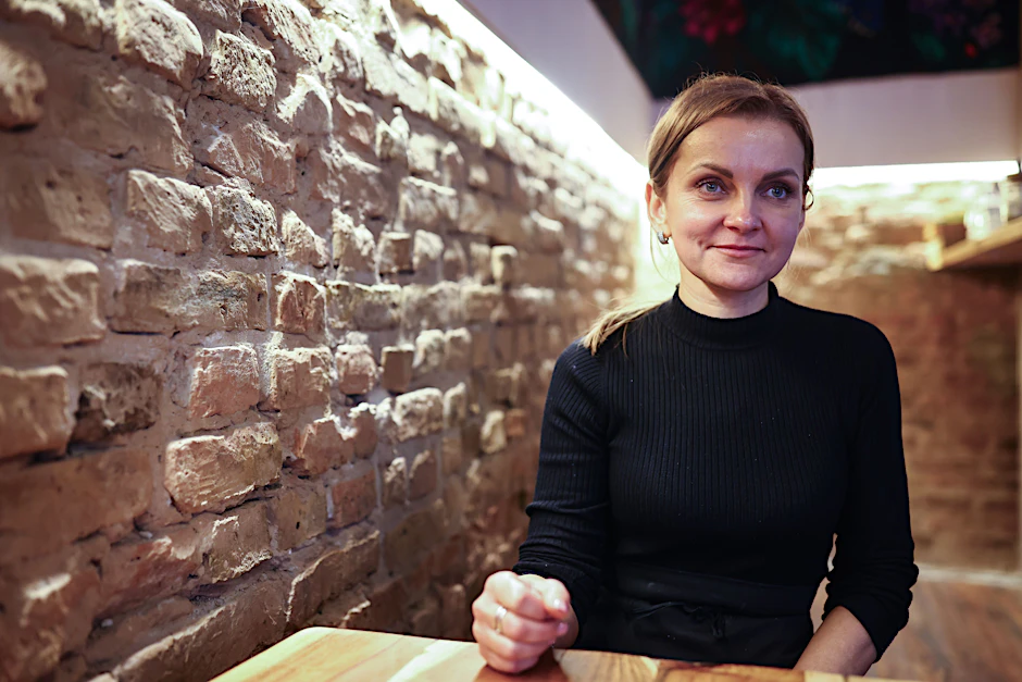 Die Ukrainerin Natalia ist vor zwei Jahren aus Saporischschja nach Berlin geflüchtet. Nun arbeitet sie im Restaurant Slava Berlin! und macht sich vorsichtige Hoffnungen auf die Zukunft.