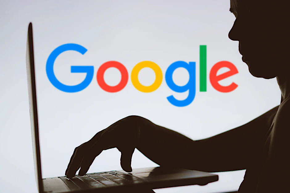 Seit 1998 auf dem Markt: Der Software-Riese Google, der durch seine Suchmaschine bekannt wurde und jetzt in die Entwicklung von Künstlicher Intelligenz investiert.
