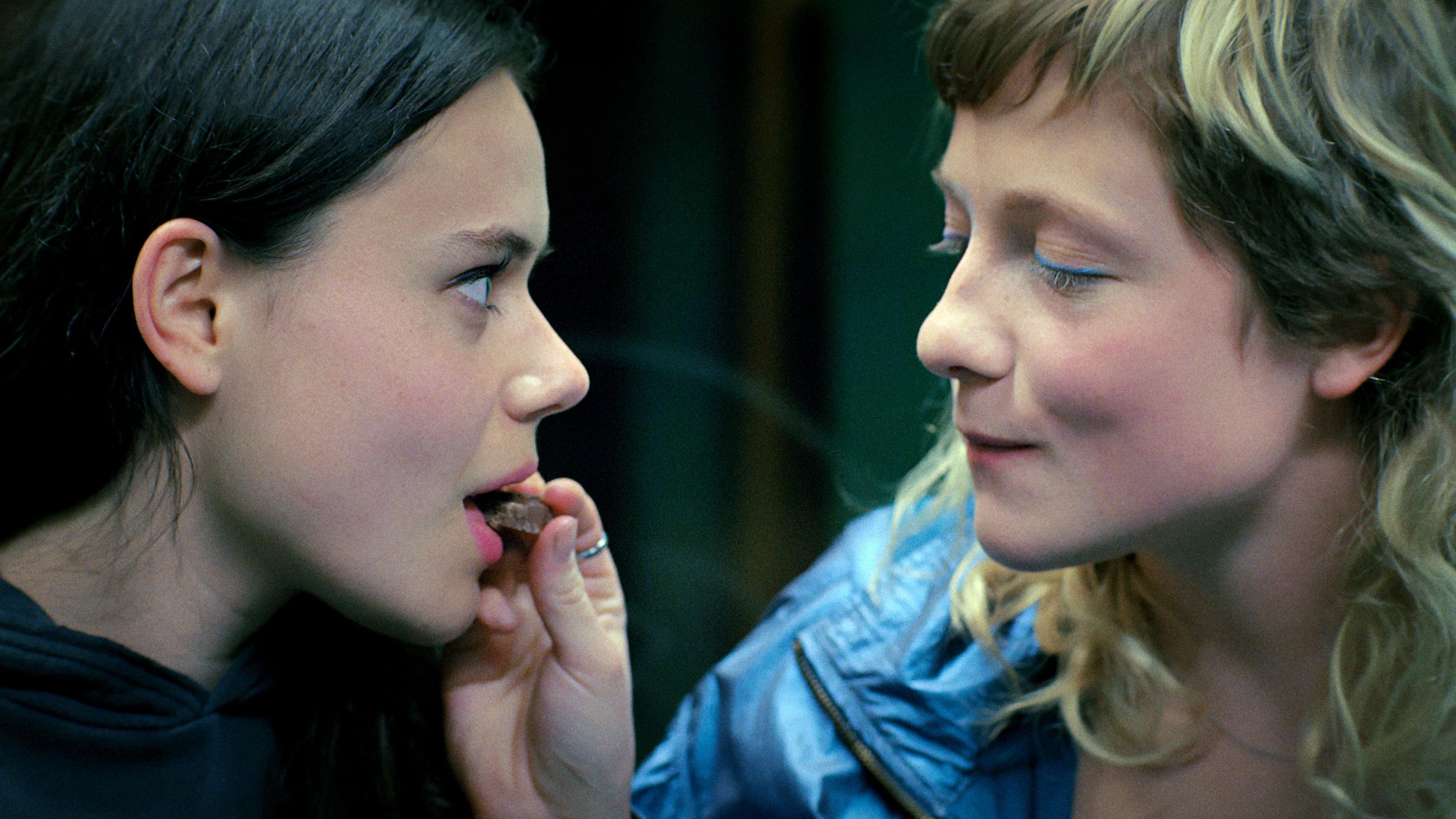 Lilith Grasmug (l.) als Fanny und Josefa Heinsius als Lena in einer Szene des Berlinale-Favoriten-Films „Langue Étrangère“.