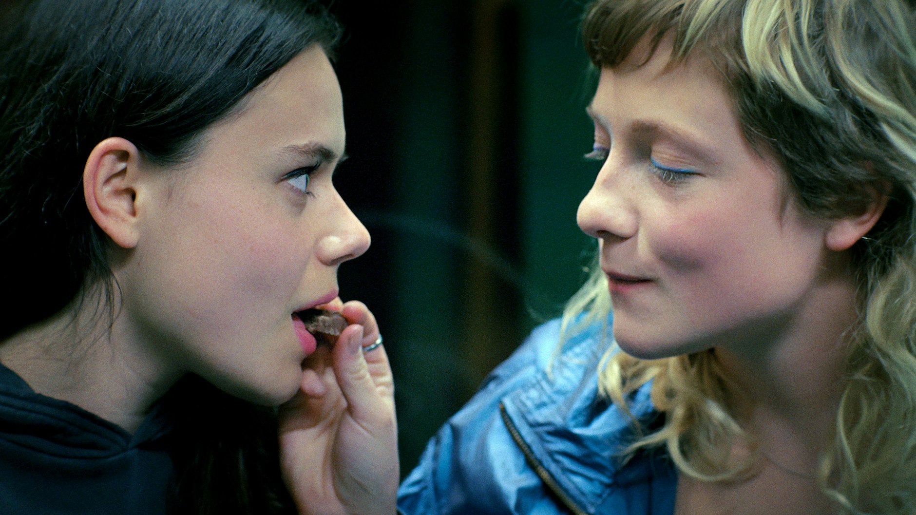 Lilith Grasmug (l.) als Fanny und Josefa Heinsius als Lena in einer Szene des Berlinale-Favoriten-Films „Langue Étrangère“.