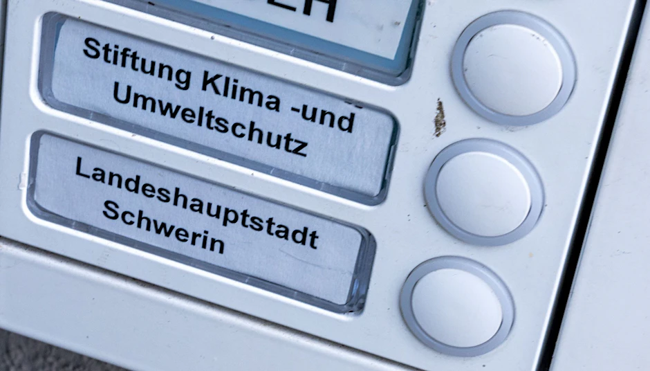 ARCHIV - Das Klingelschild der Stiftung Klima- und Umweltschutz am Eingang eines Wohn- und Geschäftshauses. Die geplante Auflösung der Klimastiftung MV ist heftig umstritten.  