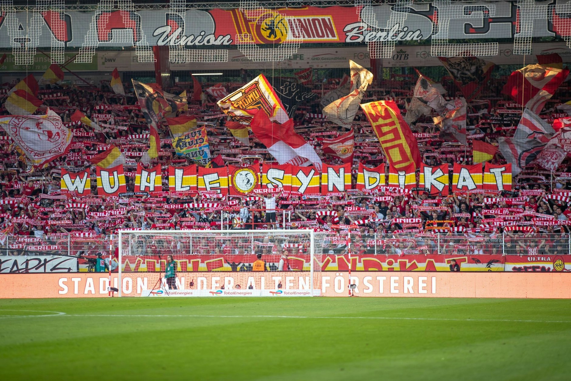 ARCHIV - Fußball: Bundesliga, 1. FC Union Berlin - Borussia Dortmund, 10. Spieltag, An der Alten Försterei. Union Berlin Fans auf der Tribüne halten u.a. ein Banner mit der Aufschrift "Wuhle Syndikat".  ntur GmbH/dpa