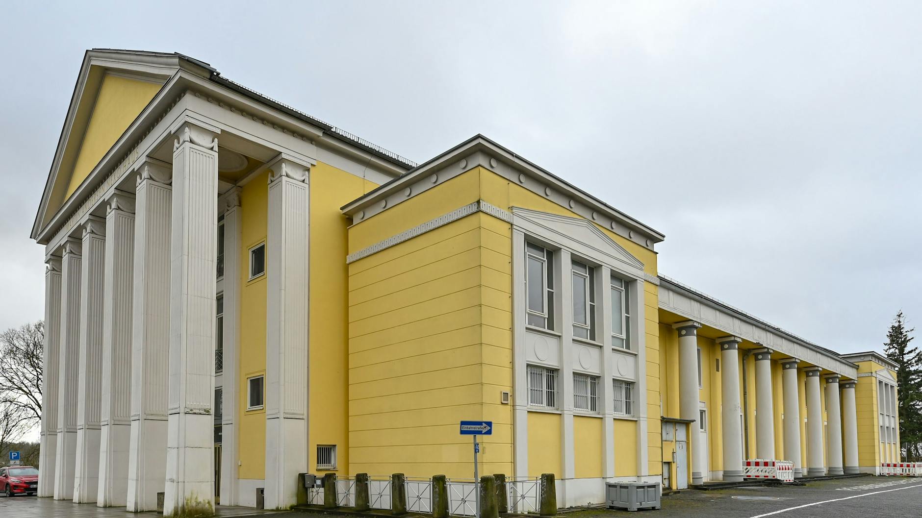 Das Kulturhaus von Rüdersdorf ist ein auffälliger Bau, der in die Jahre gekommen ist. Gelder für die Sanierung zu bekommen, ist gar nicht so einfach. 