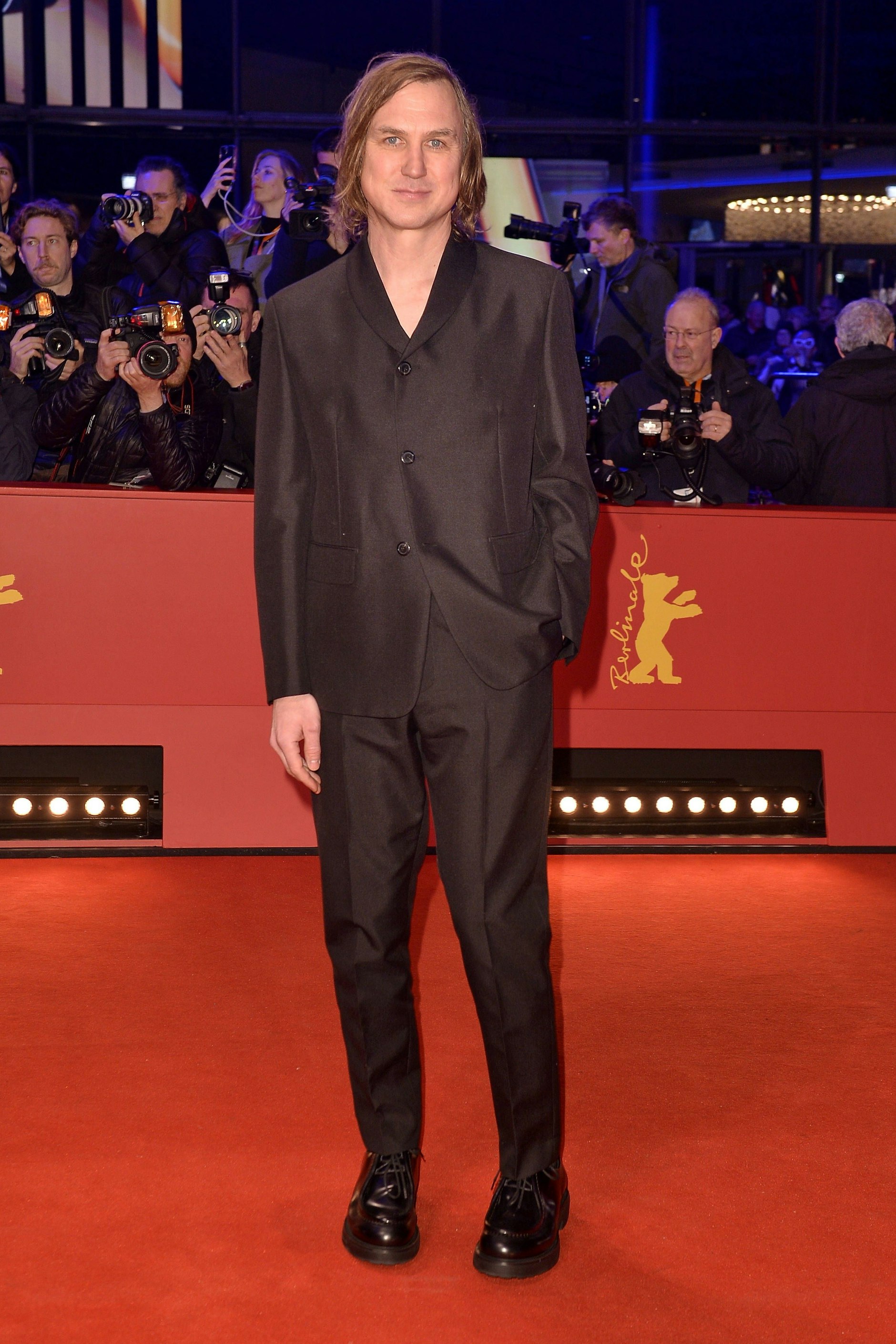 Zu Lebzeiten von Karl Lagerfeld erschien <strong>Lars Eidinger</strong> gerne in Chanel. Heute wird er für Feierlichkeiten von Miuccia&nbsp;Prada&nbsp;und Raf Simons eingekleidet, wie hier bei der Premiere des Films „Sterben“.