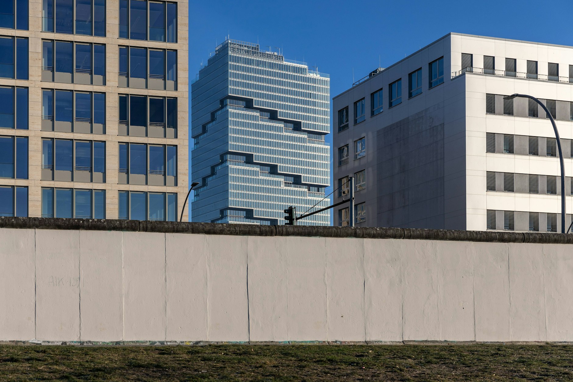 Der Amazon-Edge-Tower ragt zwischen weiteren Neubauten hinter der Berliner Mauer hervor.