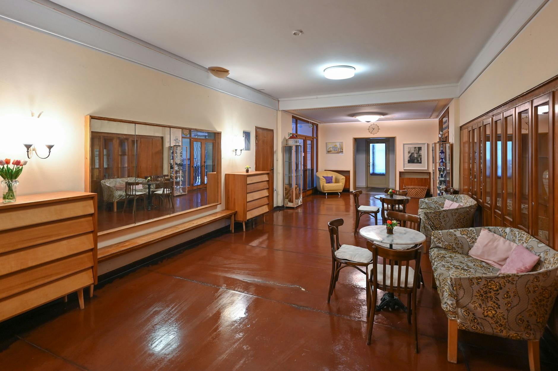 Möbel aus DDR-Zeiten stehen im Kulturhaus von Rüdersdorf. Die Einrichtung ist noch weitgehend original in dem denkmalgeschützten Haus.