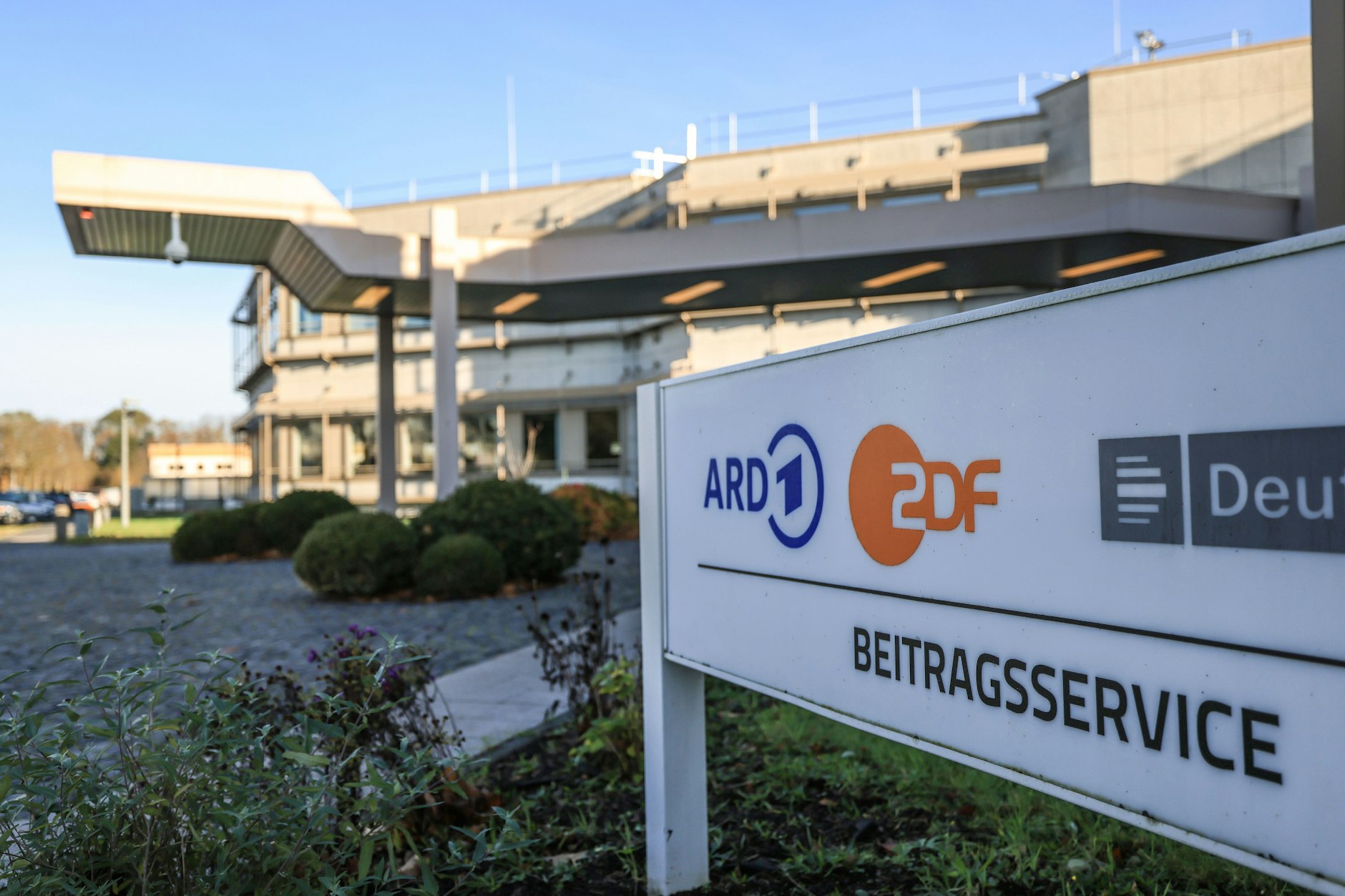 Der Beitragsservice von ARD, ZDF und Deutschlandradio in Köln. Der Rundfunkbeitrag sollte ab 2025 laut Berechnungen der KEF um monatlich 58 Cent steigen.&nbsp;