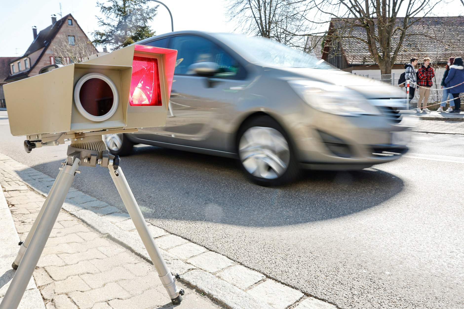 Ein Geschwindigkeitsmessgerät löst bei einem zu schnell fahrenden Auto aus. 