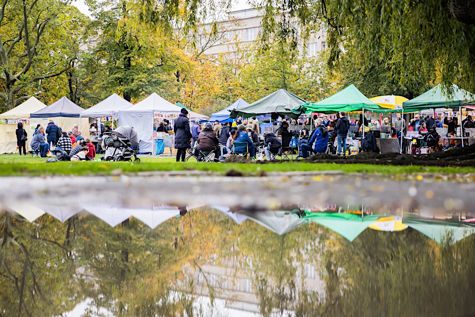 ARCHIV - Der Thaimarkt im Preußenpark im Berliner Bezirk Charlottenburg-Wilmersdorf.  