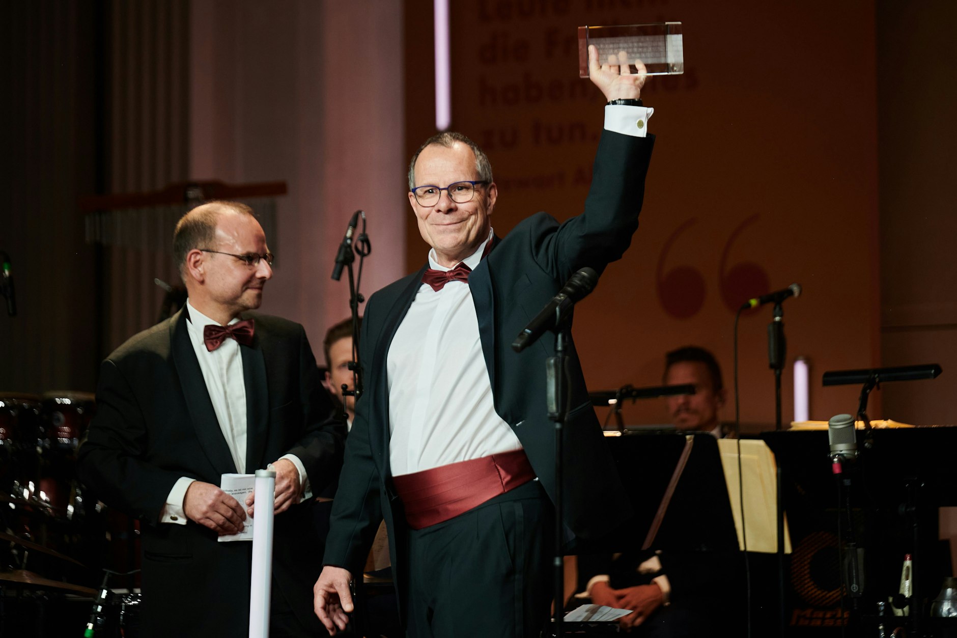 Thomas Wiegold&nbsp; ist ein renommierter und preisgekrönter&nbsp;Journalist. Hier hält er den Preis der Bundespressekonferenz zum 70. Bundespresseball „Für die Pressefreiheit“ in die Luft.&nbsp;