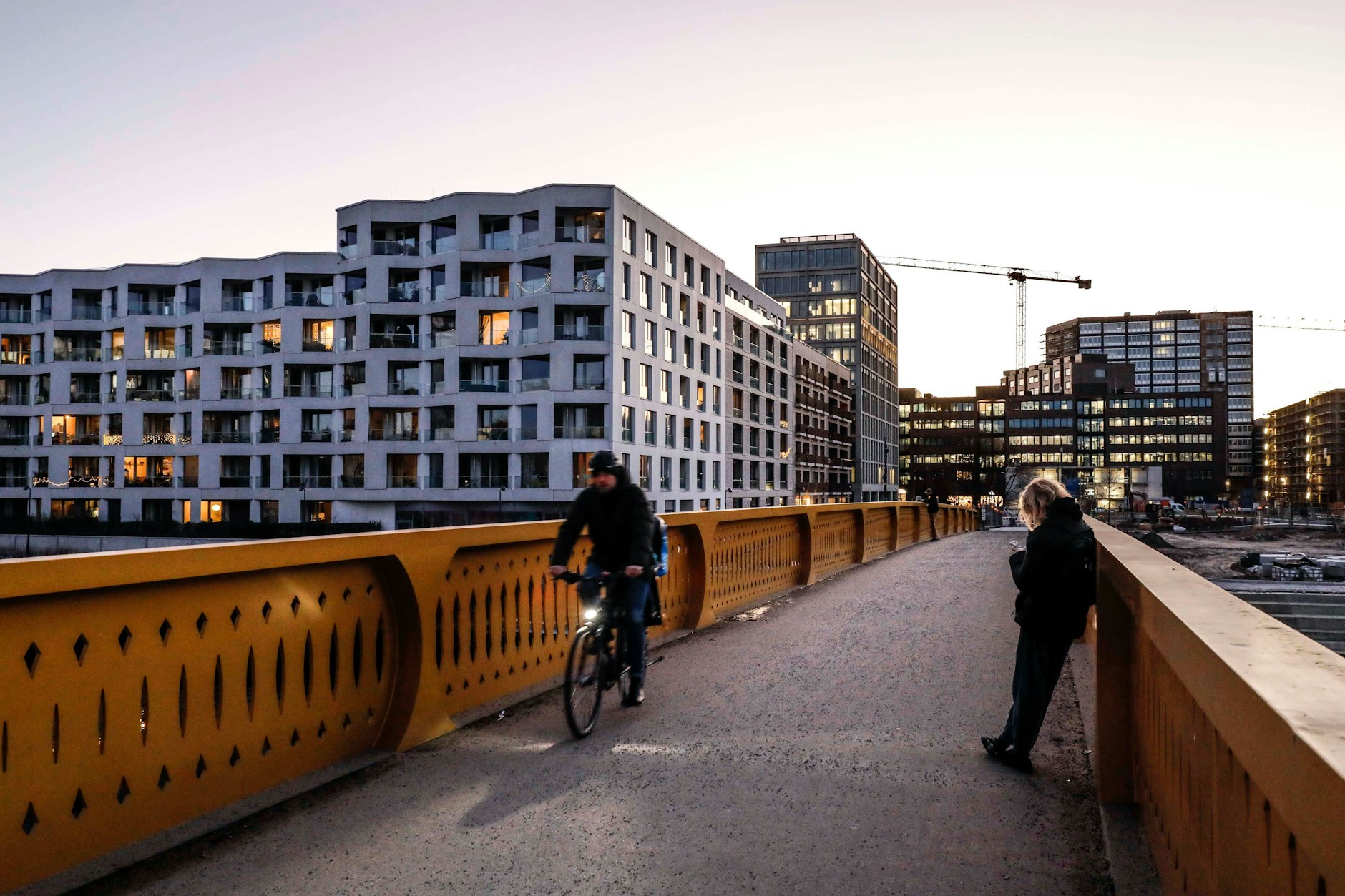 Menschen überqueren den Golda-Meir-Steg in der Europacity Berlin.